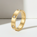 Anello Love placcato oro 18K con tre piccoli diamanti lucidi sulla fascia