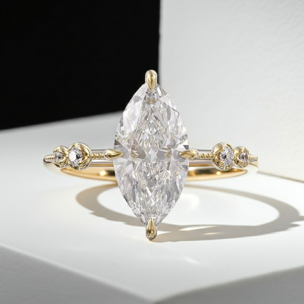 Anello in oro con pietra centrale taglio marquise trasparente e zirconi sui lati