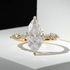 Anello in oro con pietra centrale taglio marquise trasparente e zirconi sui lati