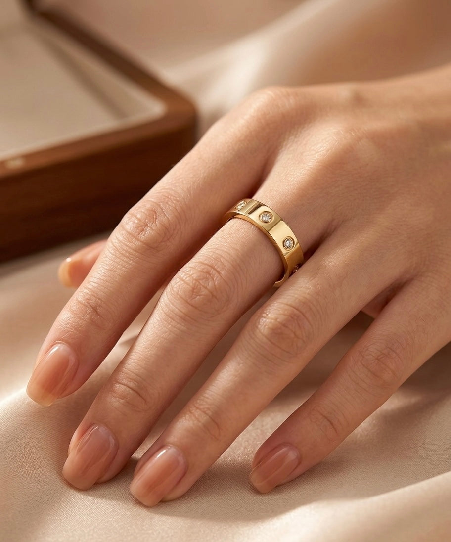Anello Love con Viti e Diamanti
(Placcato Oro 18K)