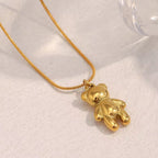Collana dorata con orsetto stilizzato come ciondolo su catena a maglie