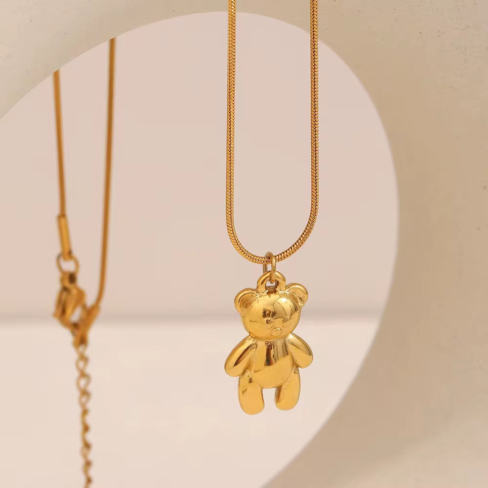 Collana con ciondolo orsetto dorato e catena sottile a maglie