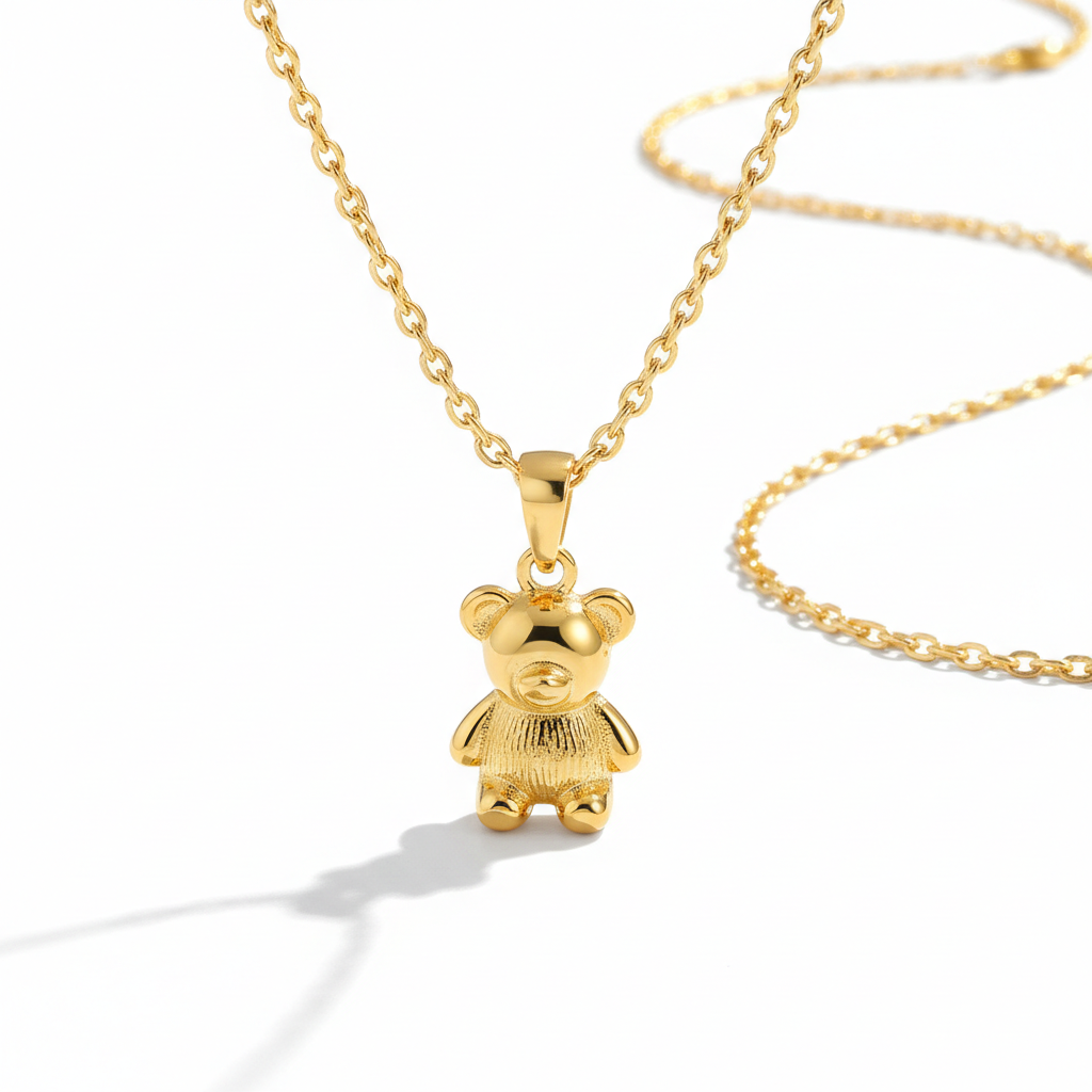 Collana dorata con ciondolo orsetto su catena a maglie sottili e chiusura